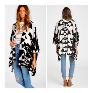 Billabong Enchanted Ways Black & Cream Aztec Print Open Hooded Poncho Boho Sz S